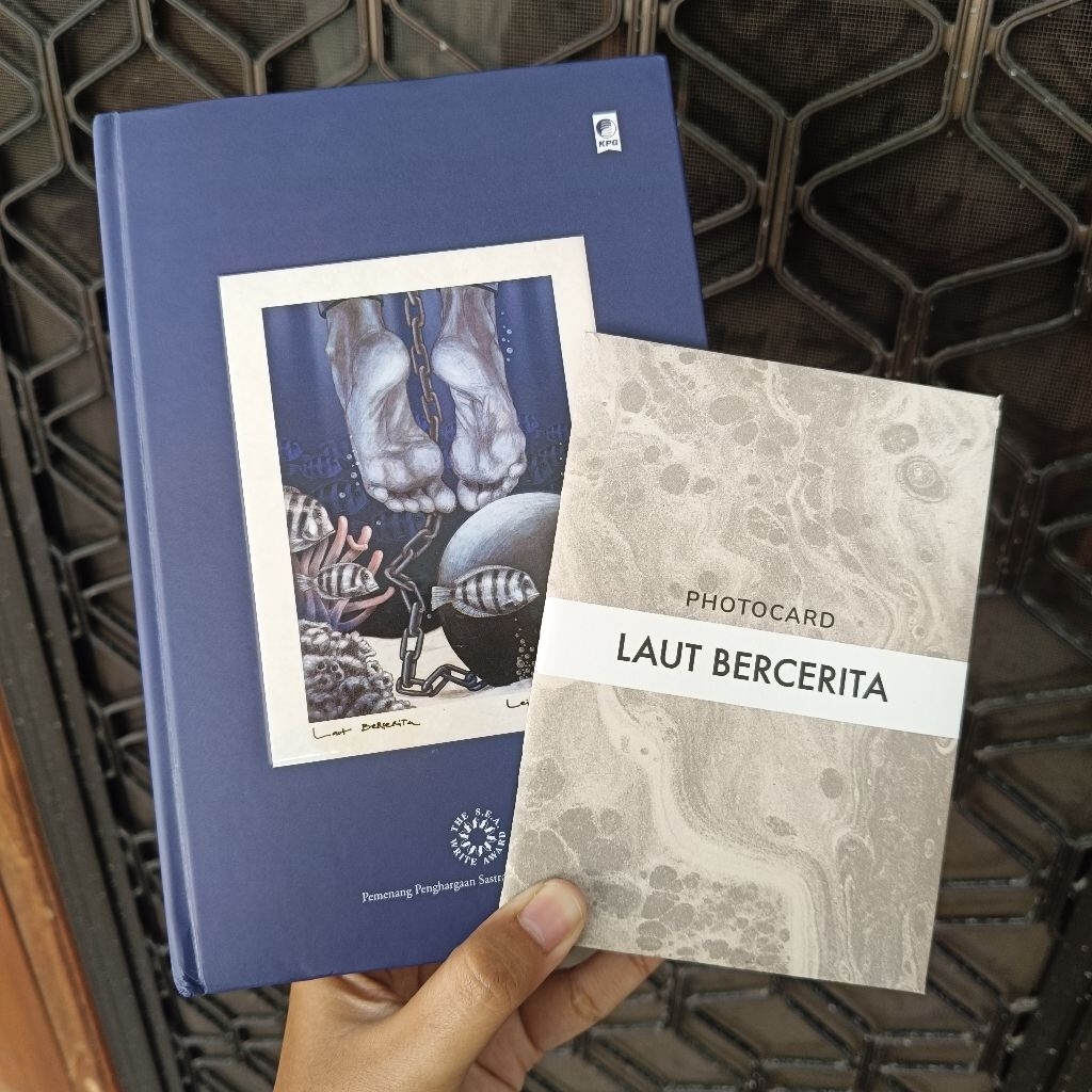 preloved novel laut bercerita hard cover + photocard [prefer splitpay/baca deskripsi]