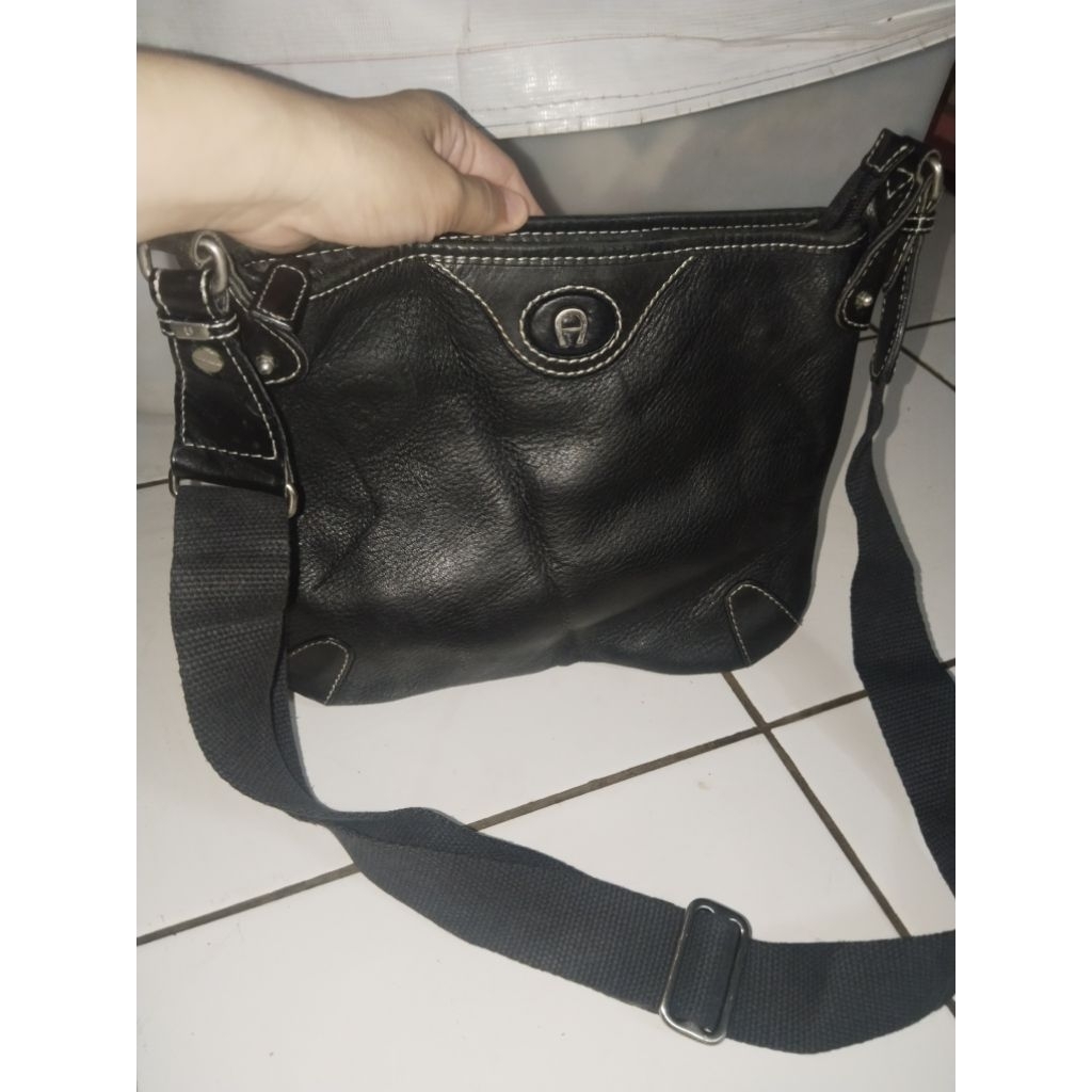 Tas Sling Bag Aigner ( Kulit Asli )
