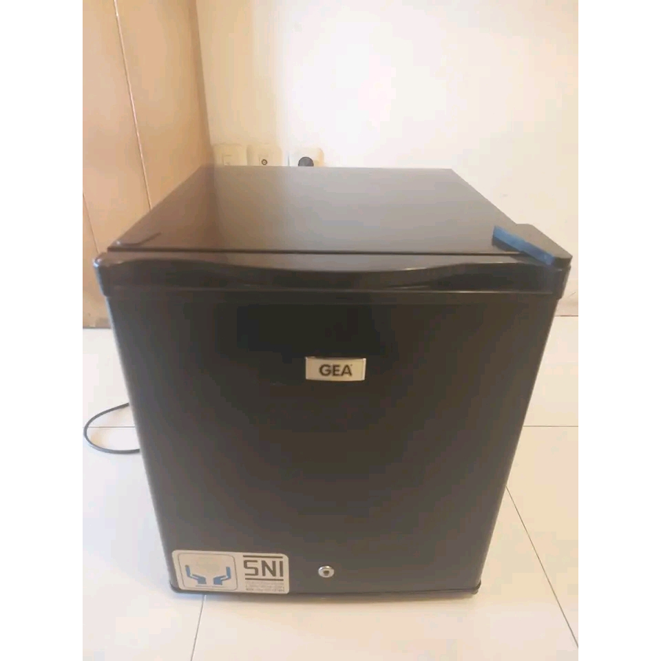 Kulkas mini GEA