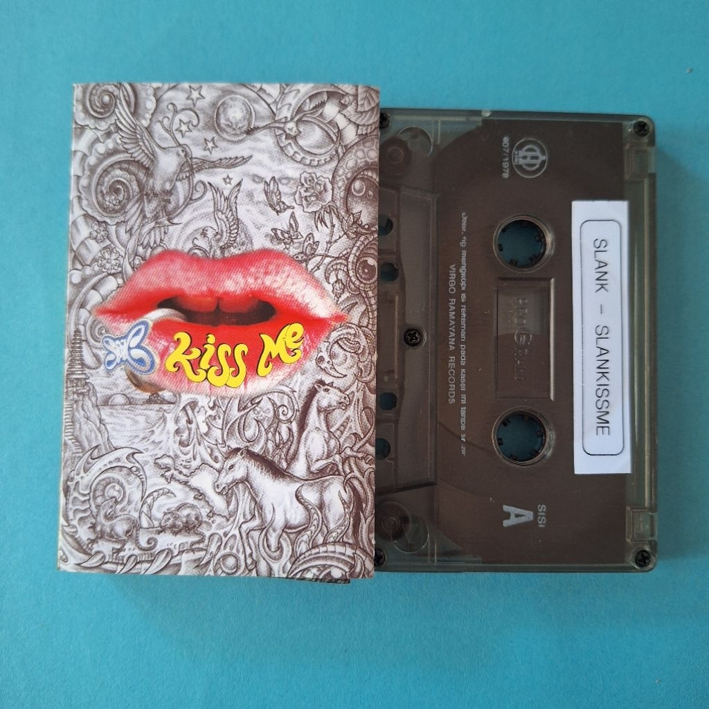 kaset slank kiss me