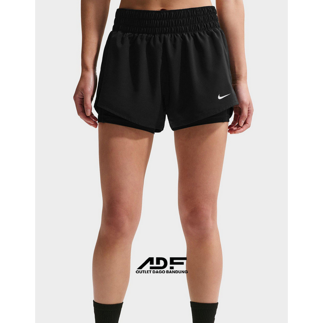 Celana Pendek Wanita NK Dri-FIT One 2 in 1 Mid'Rise 8cm Black DX6013-013