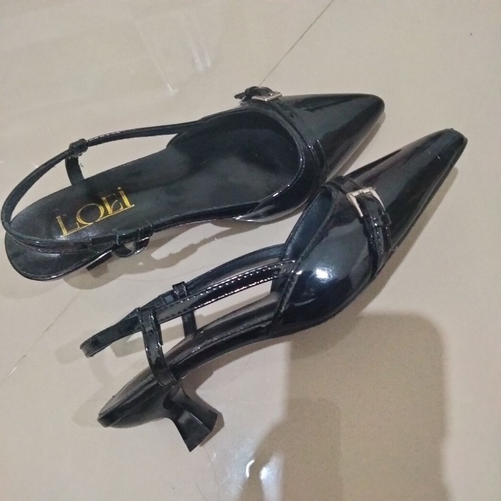 Sepatu Wanita Hak pendek Glossy Loei -