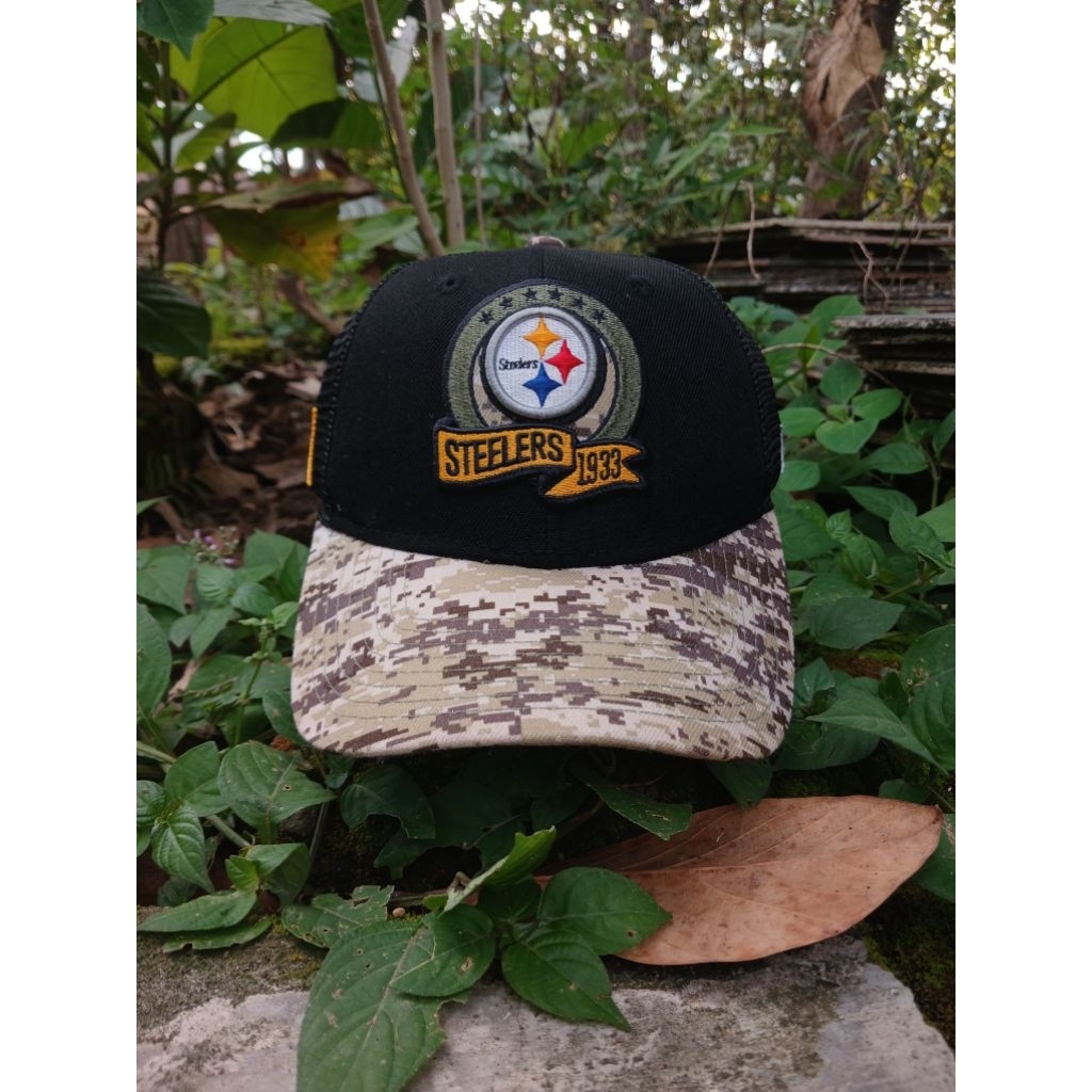 Pittsburgh Steelers NFL New Eraa Saluto to Service Edition Trucker Hat