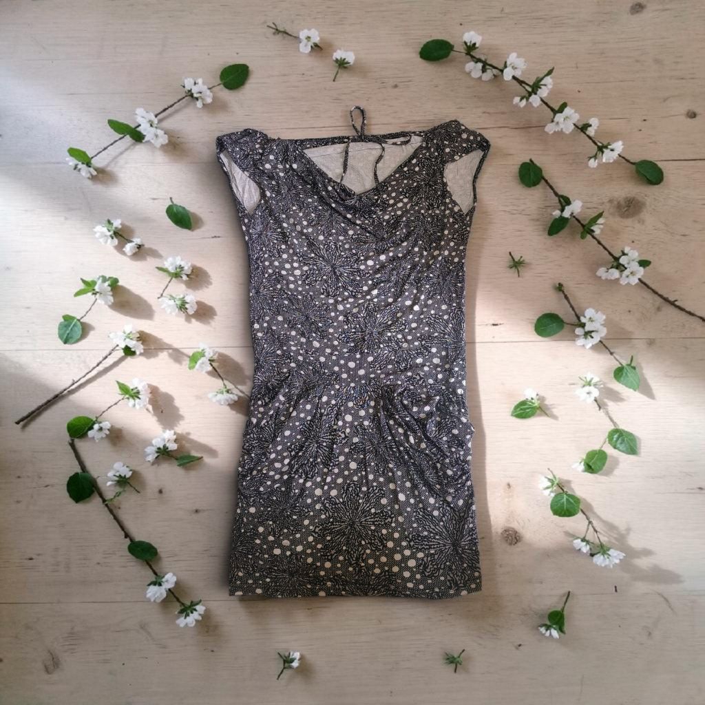 Dress tali leher.