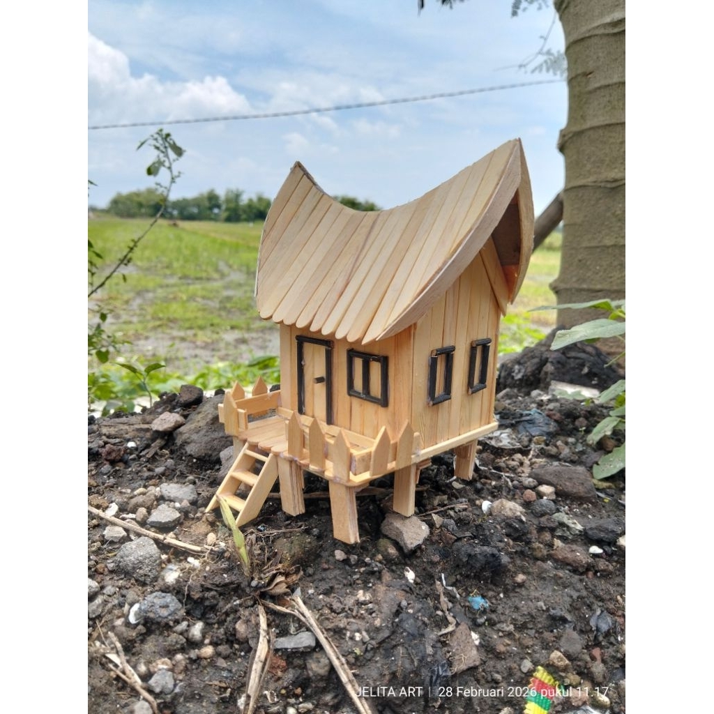 MINIATUR RUMAH ADAT DARI STIK ES KRIM