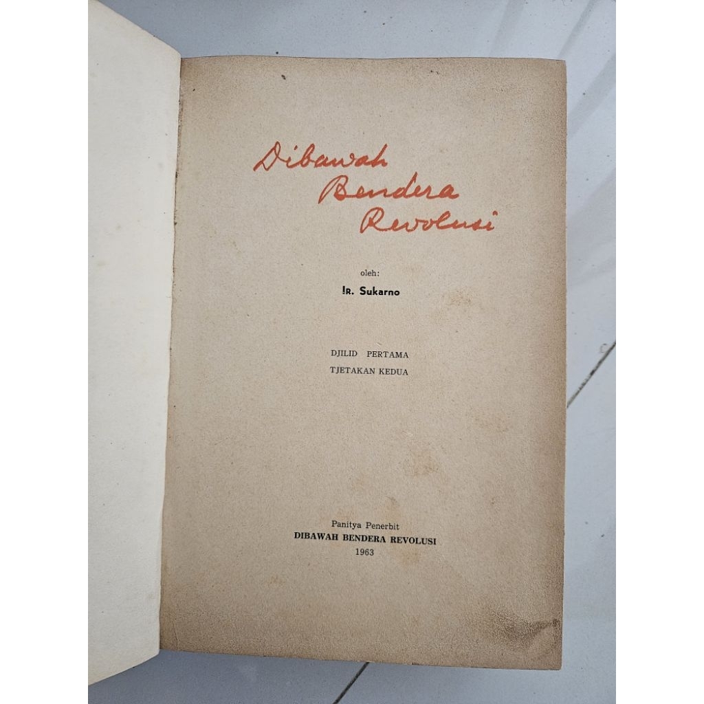 Buku Dibawah Bendera Revolusi oleh Ir.Soekarno