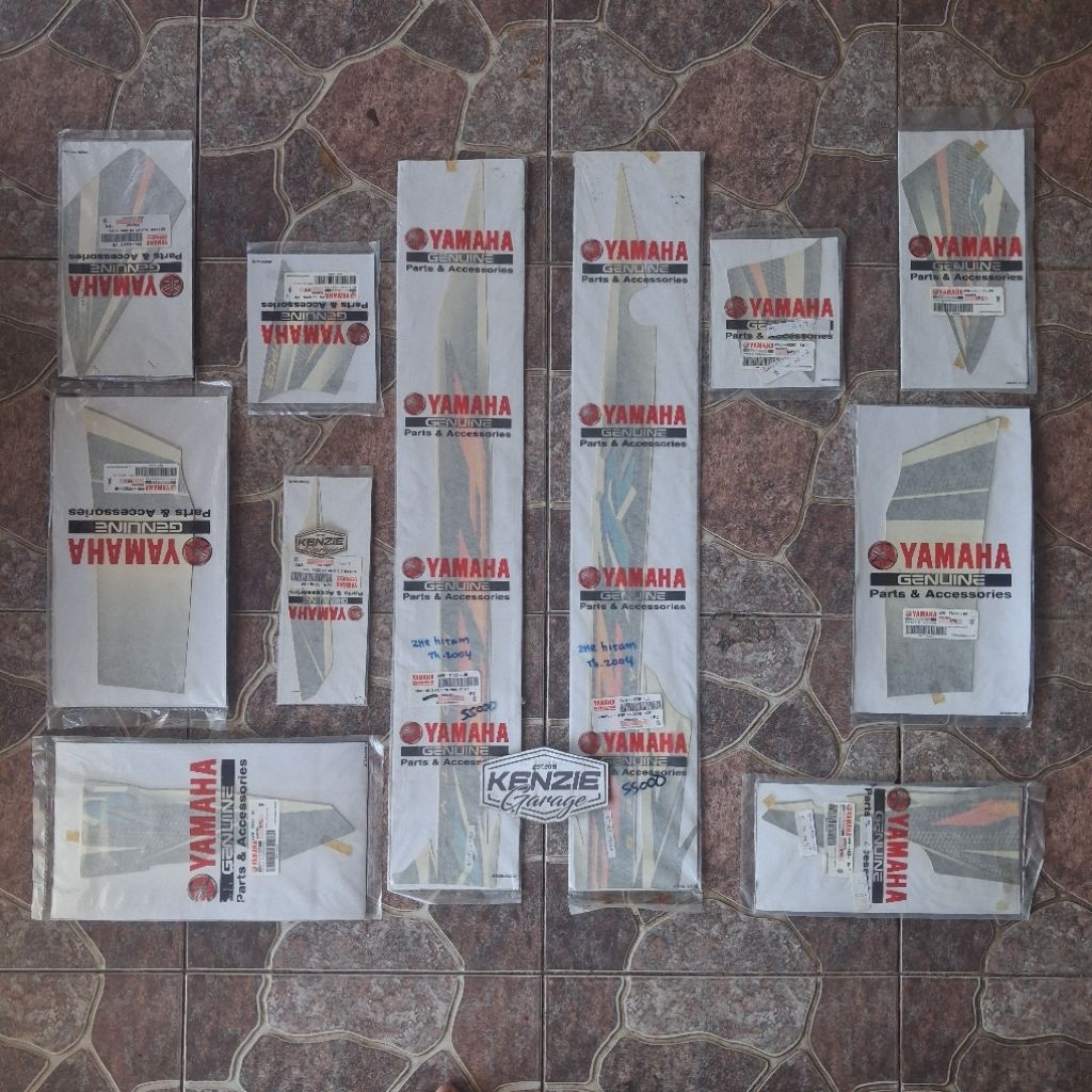 Stiker Striping Graphic F1ZR FIZR Hitam Putih 2004 Original YGP
