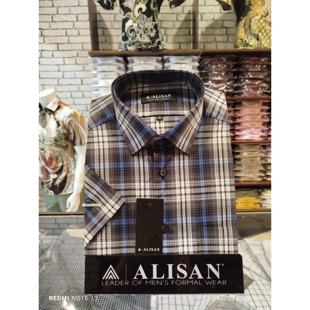 Kemeja Alisan Motif Kotak Garis Garis Merah Biru Lengan Pendek Reguler