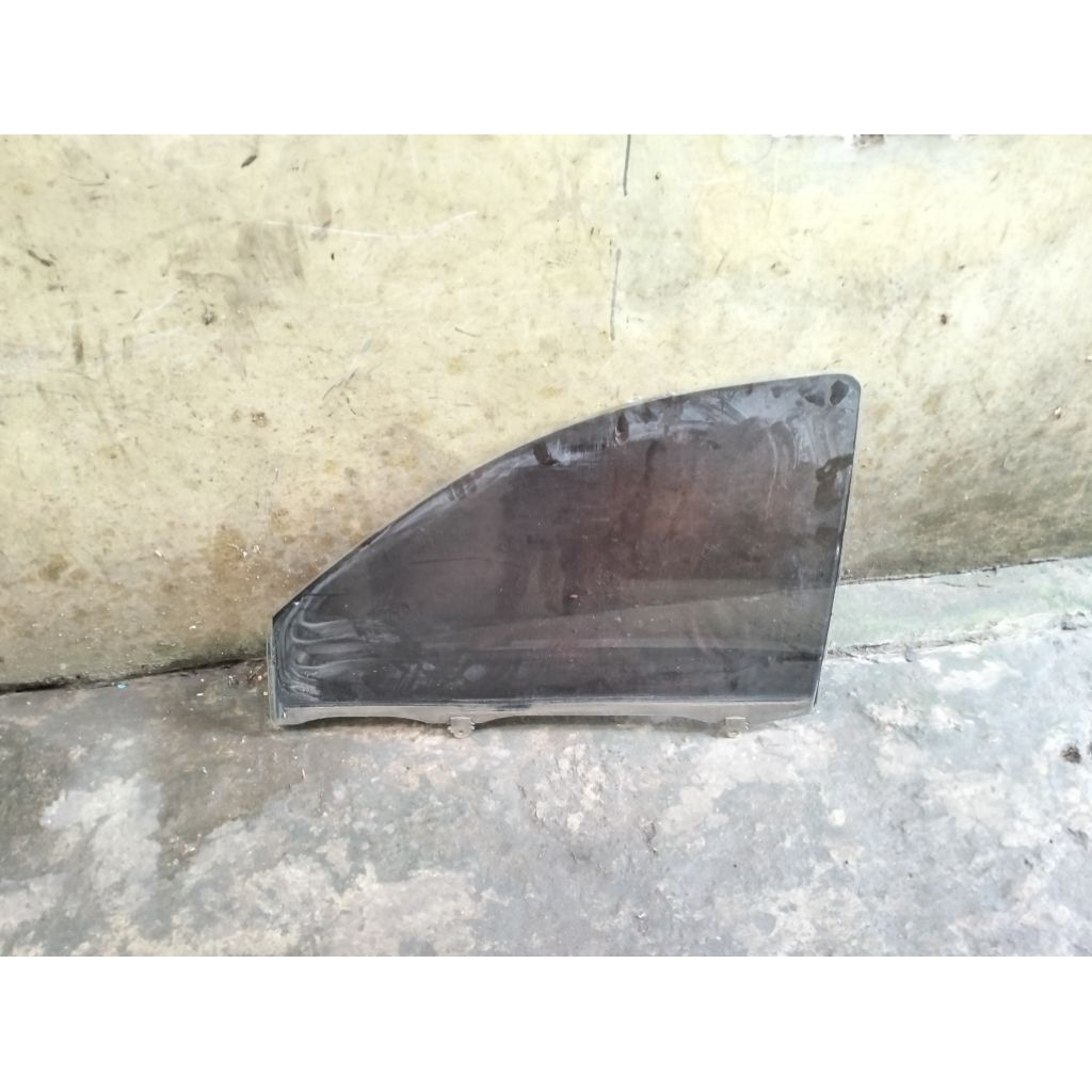 Kaca pintu depan kiri Daihatsu Espass 2005