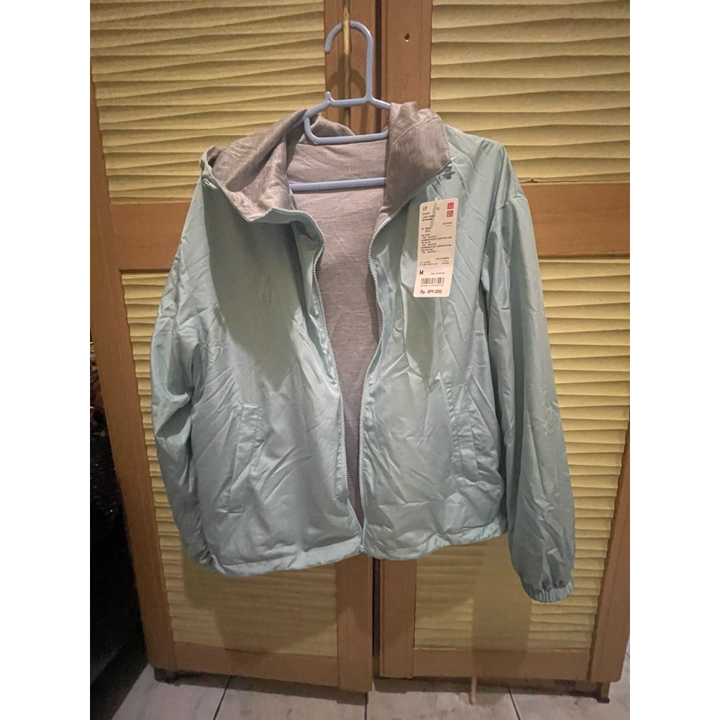 new jaket parka wanita reversibel uniqlo warna biru size M