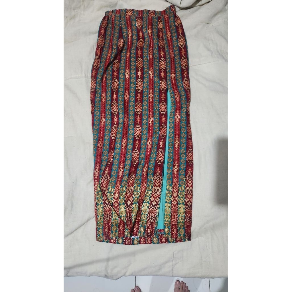 Rok batik kebaya belahan samping merah hijau