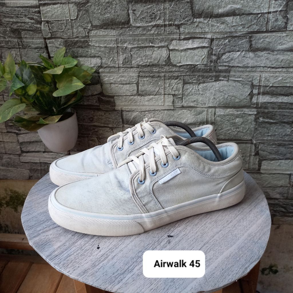 Sepatu second putih sneakers merk AirWalk size45 insol29,5cm