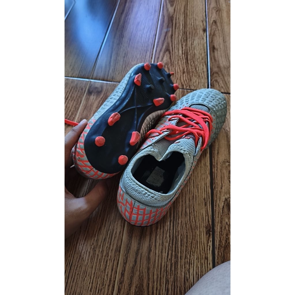 Sepatu Sepak Bola Puma Future 4.1 Abu abu Orange/abu abu jingga