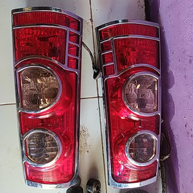T0000668 LAMPU BELAKANG AVANZA LAMA 1 SET