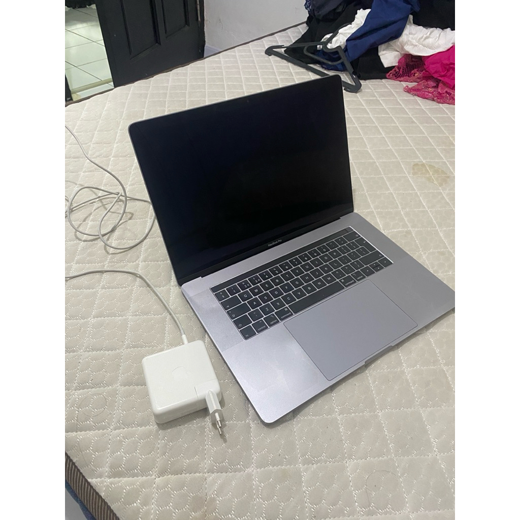 Macbook pro 2019 touchbar 15 inch i9 ram 16GB storage 500 GB