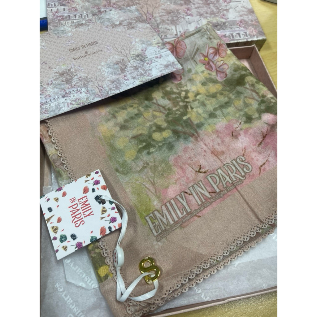 buttonscarves the parisian