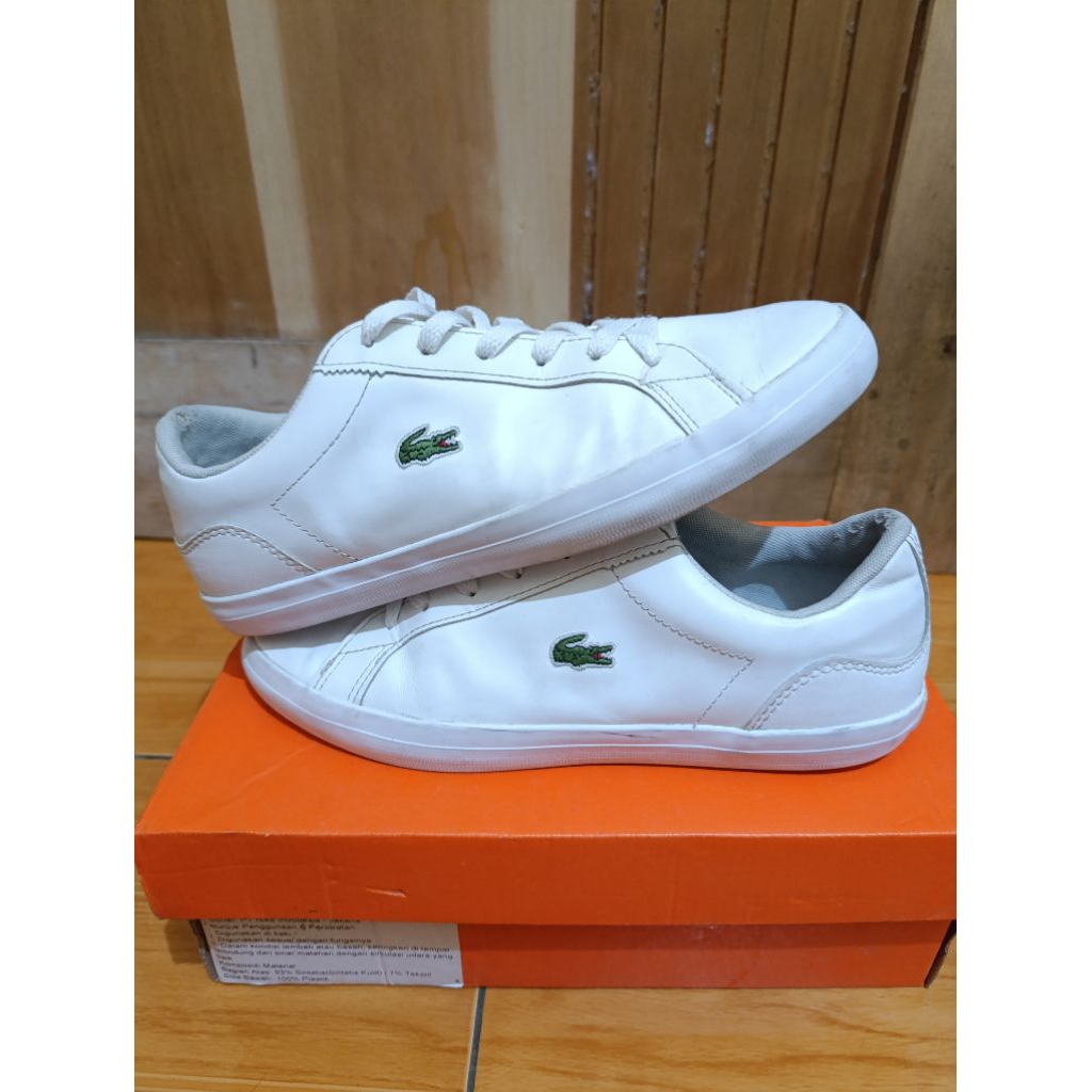Sepatu kulit Lacoste