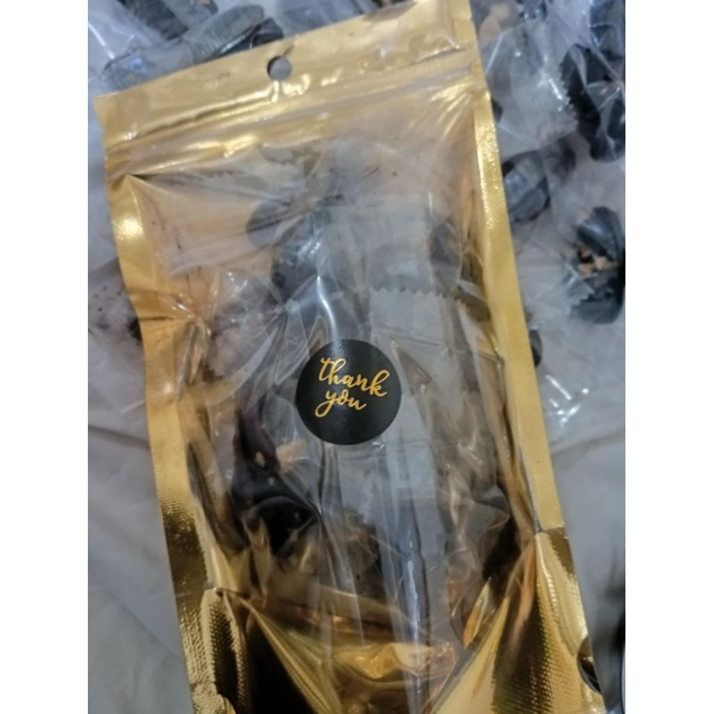 Coklat kurma dengan taburan kacang mede isi 10 pcs 110gram