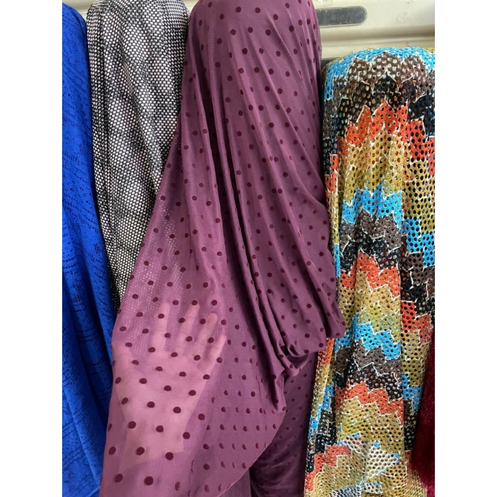 KAIN BAHAN TILLE POLOS POLKADOT TIMBUL WARNA BURGUNDY