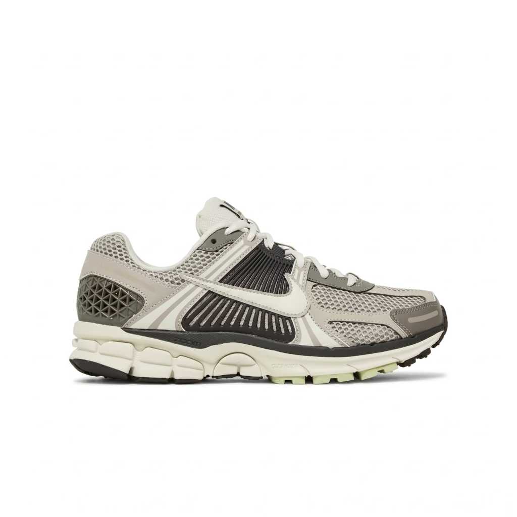 ZOOM Vomero 5 Grey