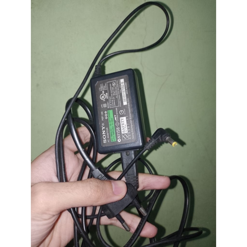 charger PSP original mesin bawaan PSP kondisi minus socket plastik warna kuning ujung charger ad yg 