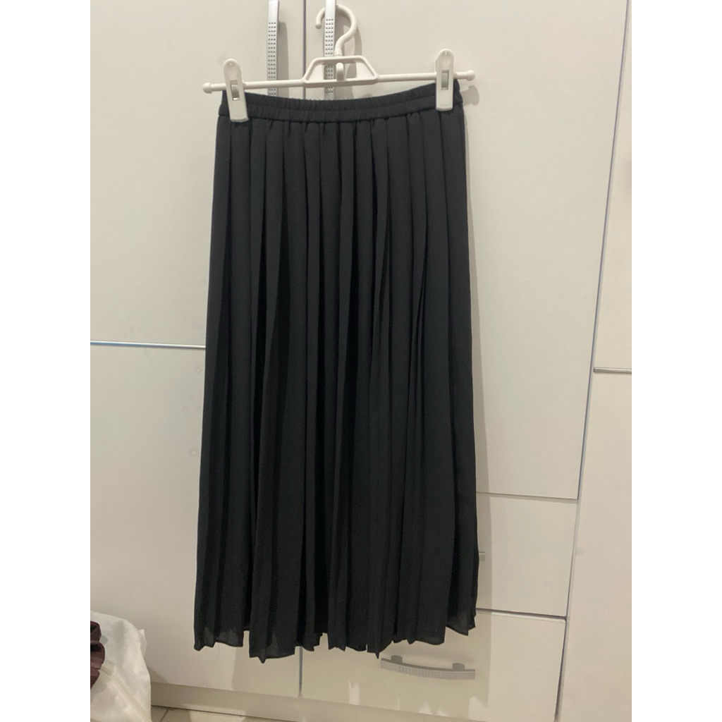 UNIQLO PLEATED SKIRT ROK HITAM