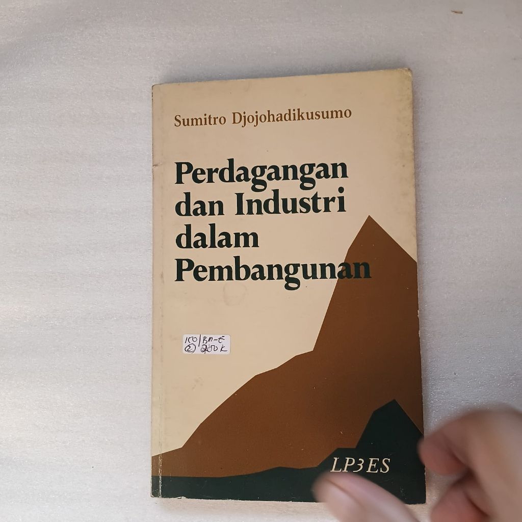 Perdagangan dan Industri dalam Pembangunan oleh Sumitro Djojohadikusumo