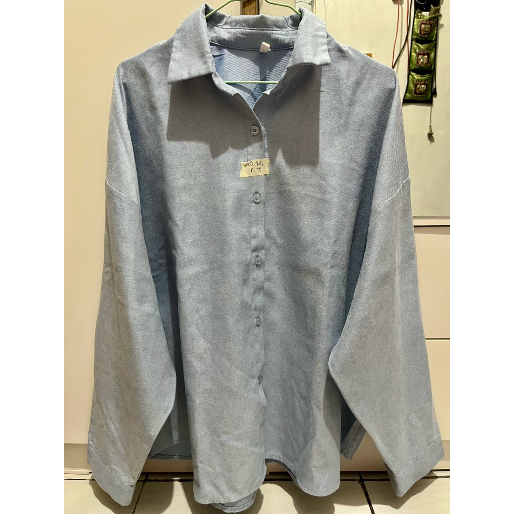 Kemeja Wanita Biru Langit Bludru