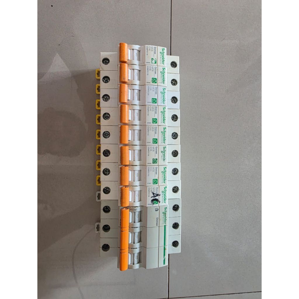 MCB Bekas Schneider 1 Phase Domae 10 A, 16 A, 25 A. Dan 3 Phase 25 A