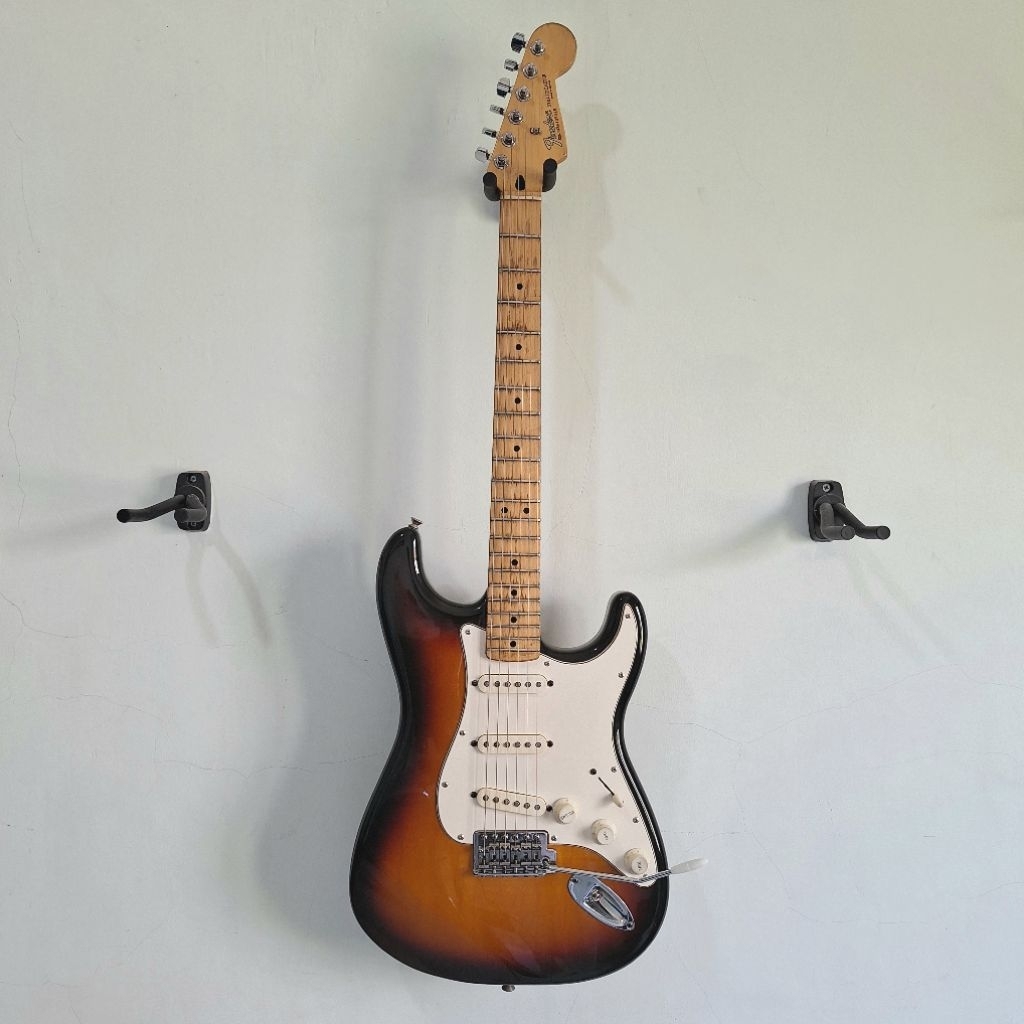 Fender Mexico Standard Stratocaster with Sunburst Finish 2008