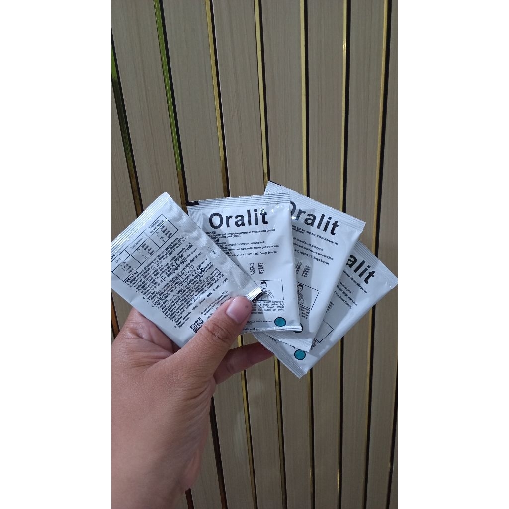 Oralit 1 Sachet - Serbuk Elektrolit untuk Atasi Dehidrasi Anak
