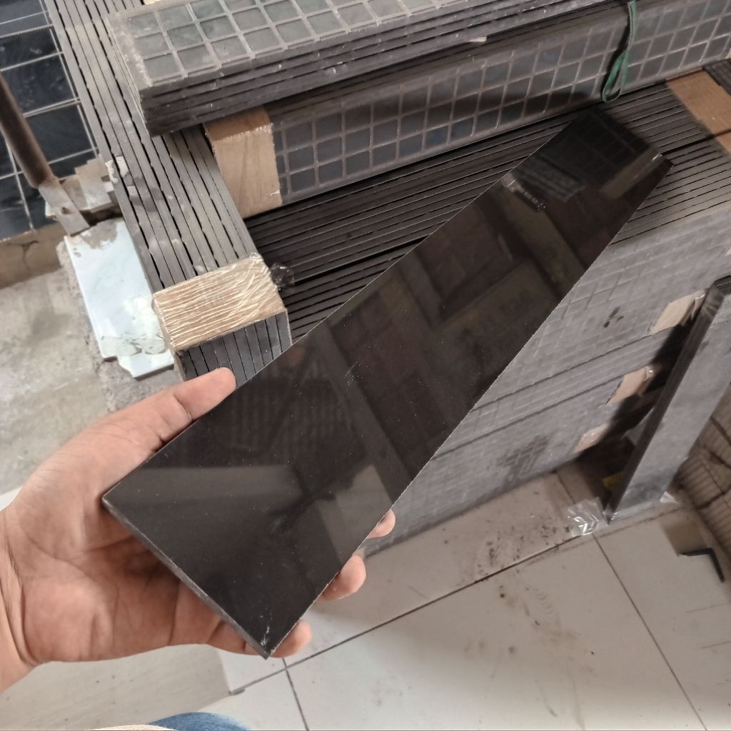 Granit Plin Hitam Polos 10x60