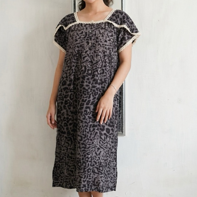 daster premium AURAE Sherina daster rayon babydoll rumahan dengan motif macan tutul abu-abu.