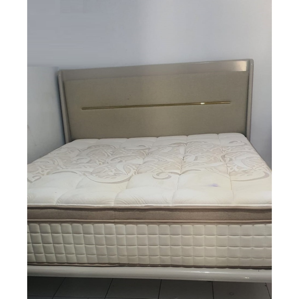 (Preloved) Charlize Set By Informa 1 Tempat Tidur 1 Lemari Pakaian 1 Meja Rias 2 Nakas Plus Matras S