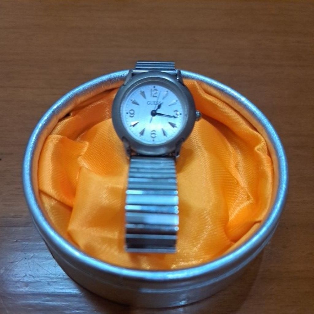Jam Tangan Wanita merek Guess