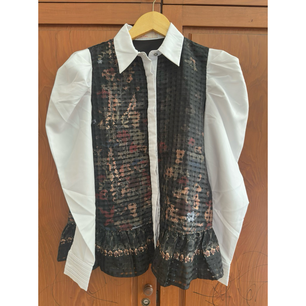 atasan monogram nada puspita benang jarum buttonscarves