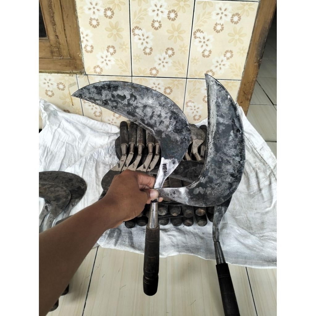 Sabit rumput baja isen ukuran besar cap Agam