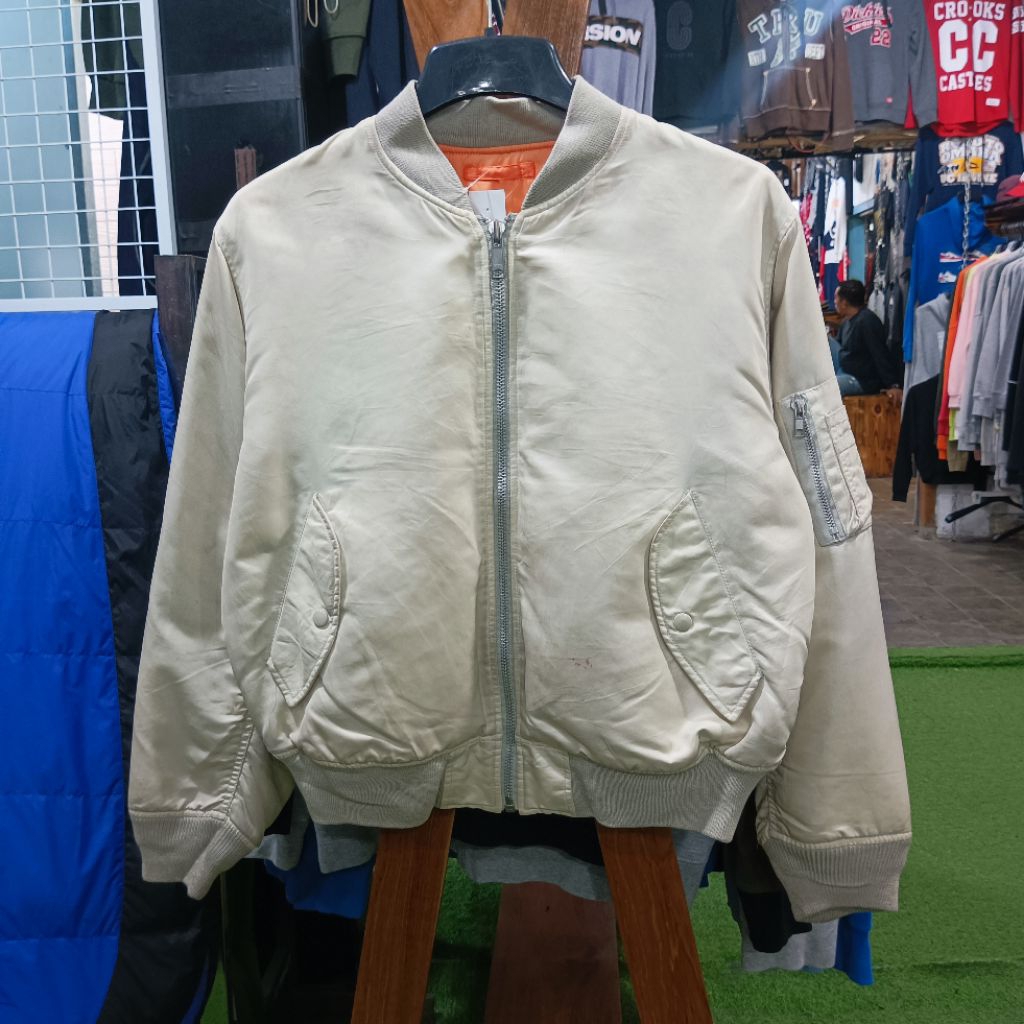 jaket bomber UNIQLO tebal polos size XL casual bagus