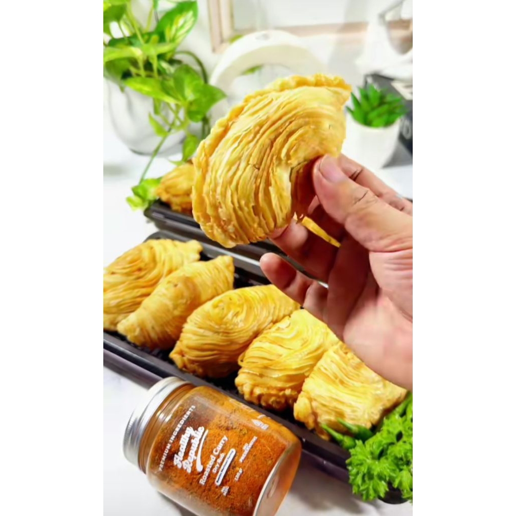 karipap lumer / curry puff Frozen halal  isi coklat ,keju dan kare kentang ayam