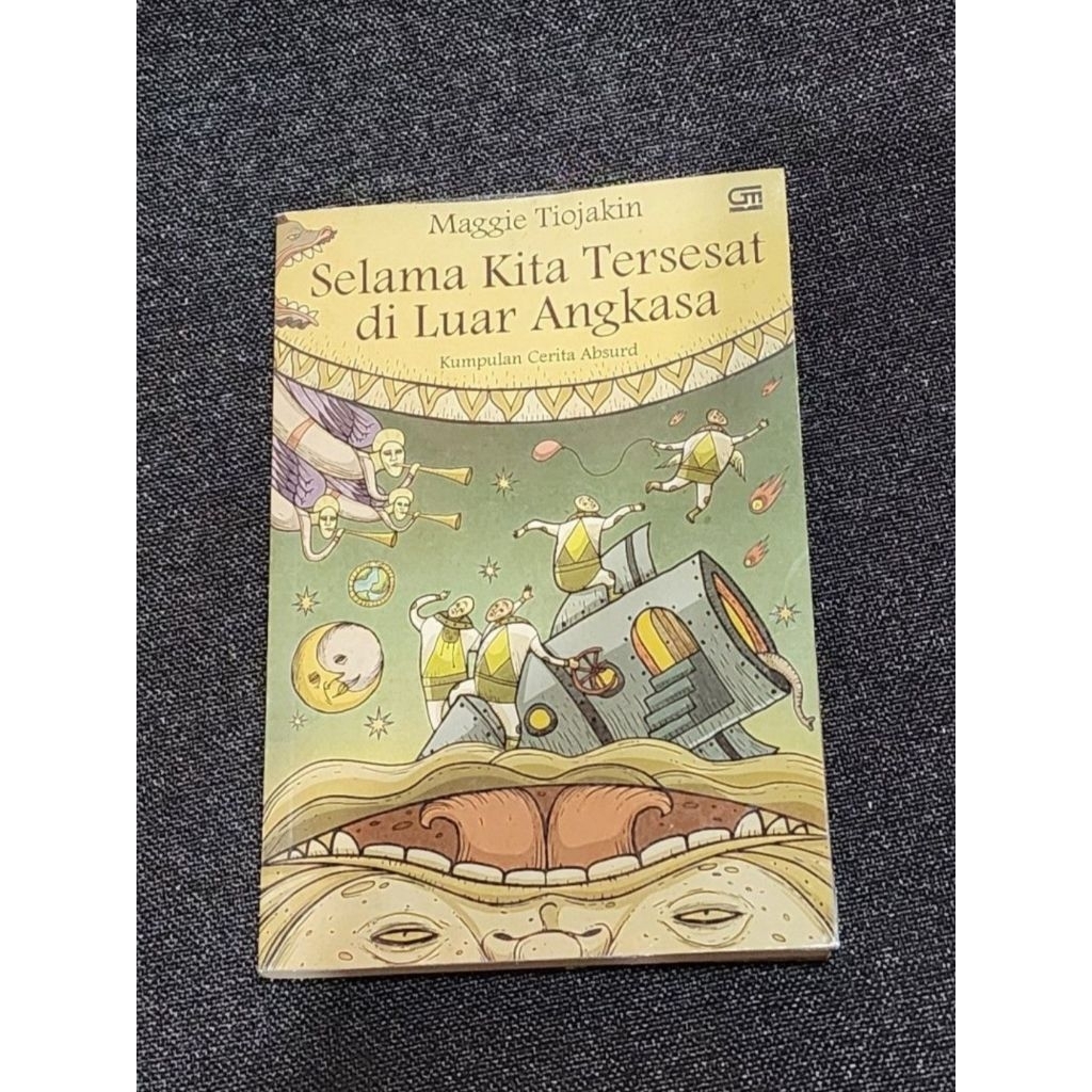Novel Selama Kita Tersesat di Luar Angkasa Maggie Tiojakin (preloved)