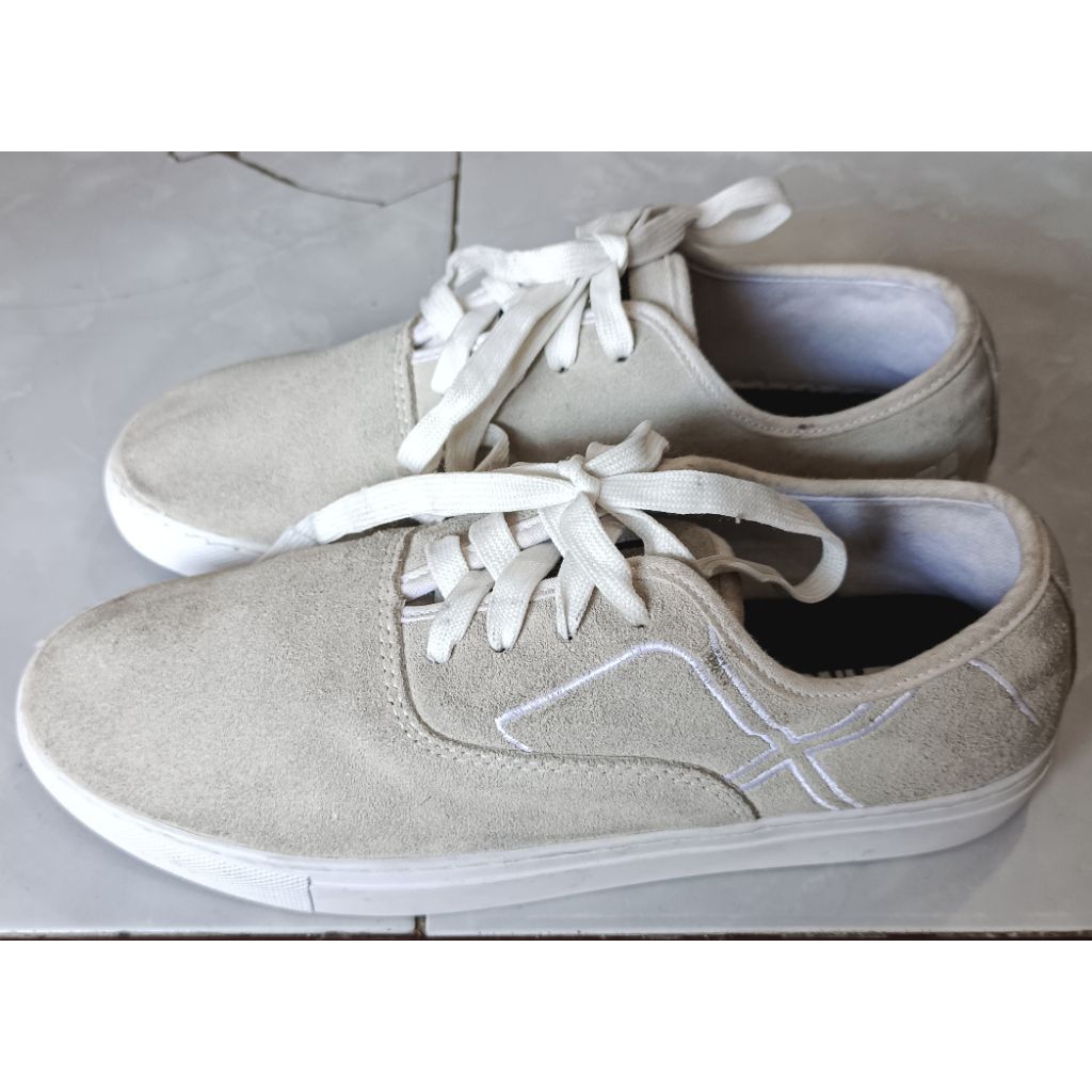 Sepatu Insight size 39