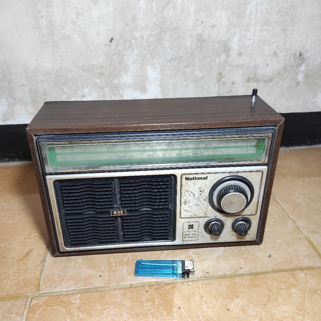 radio national jadul bekas off rusak buat pajangan sesuai di foto ( baca diskripsi)