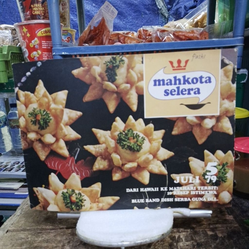 Buku Resep Mahkota Selera yang diterbitkan oleh Unit Produksi Blue Band (Unilever Indonesia) sekitar