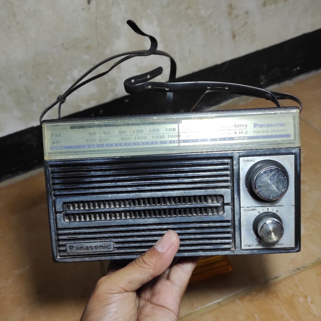 radio panasonic model rf-5250 bekas masih hidup buat pajangan ( baca diskripsi)