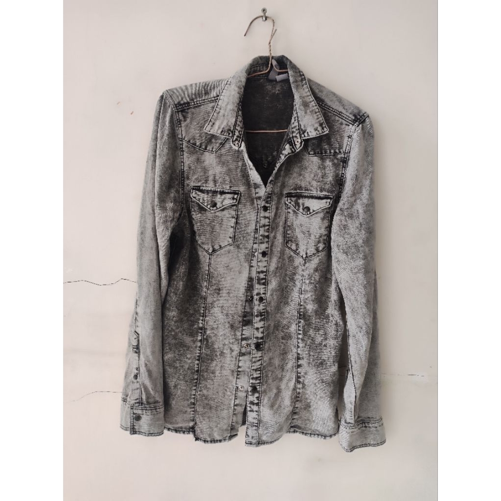 preloved kemeja denim abu hitam pria H&MOri