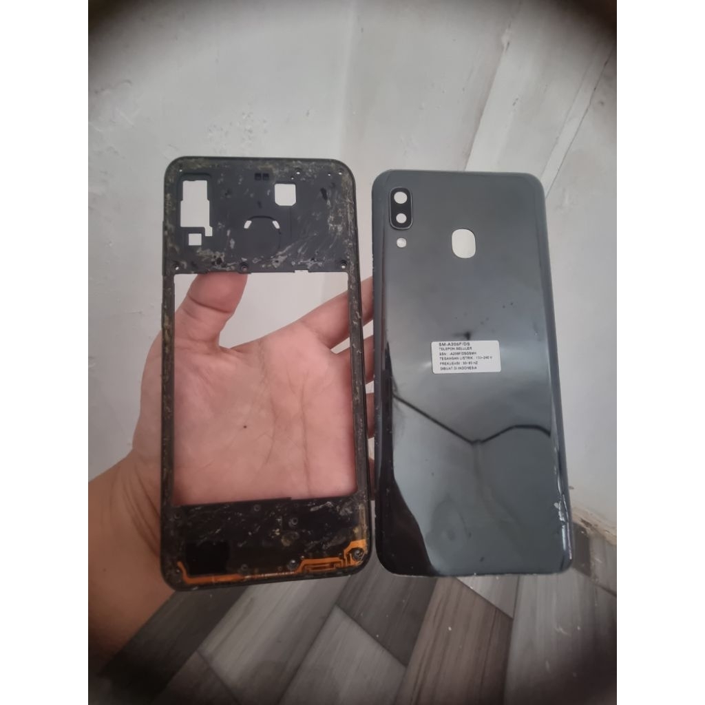 bezel dan backdoor samsung a20 ori copotan hp masih oke