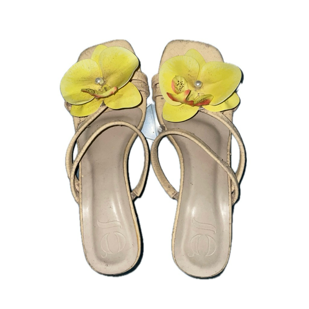 Preloved | Heels Kuning Bunga Orchid Bali
