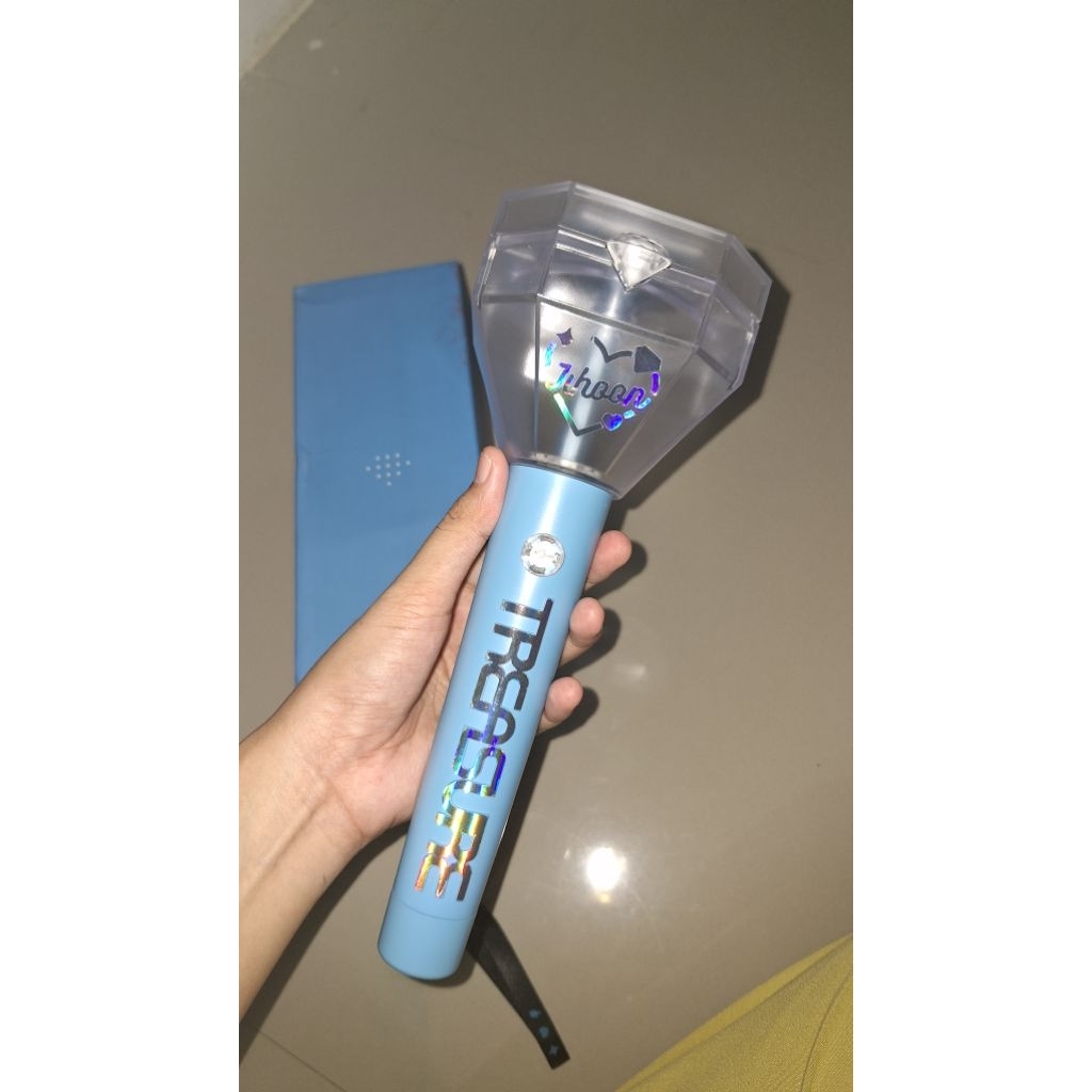TREASURE LIGHTSTICK PRELOVED (baca deskripsi)