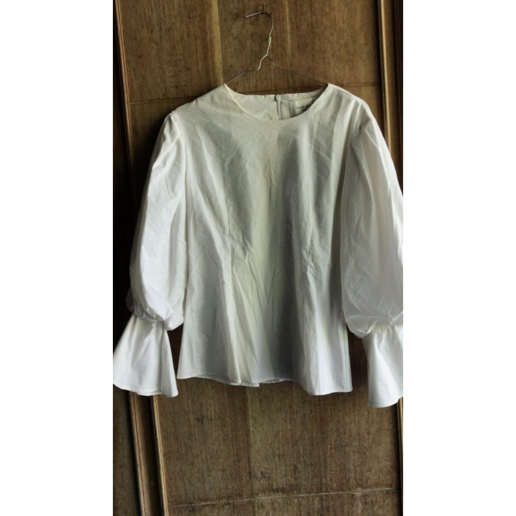 Blouse putih lengan balon