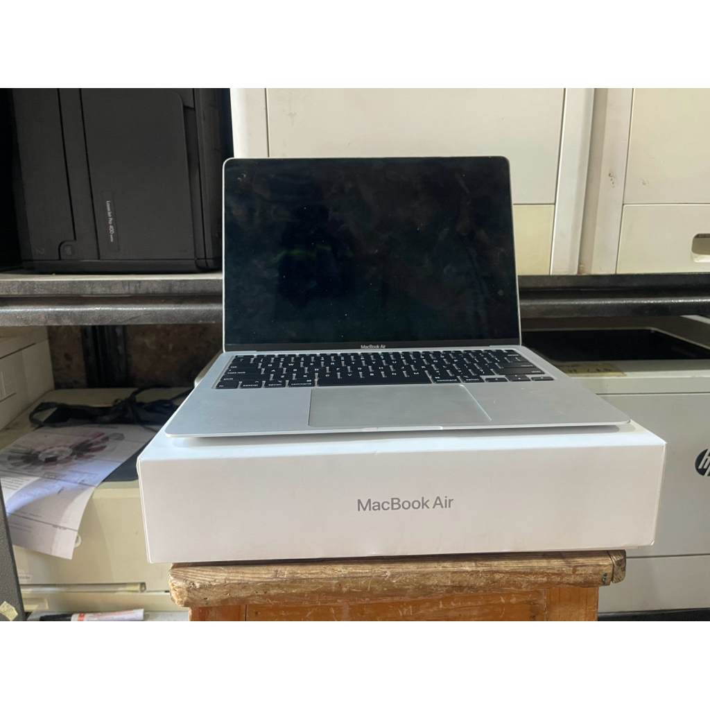 MacBook Air model A2179 minus mati total layar rusak ram SSD ada dus ada original